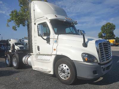 Freightliner Cascadia 125 Evolution Day Cab Truck - Detroit 455HP