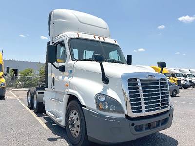 Freightliner Cascadia 125 Evolution Day Cab Truck - Detroit 455HP