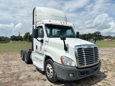 Freightliner Cascadia 125 Evolution Day Cab Truck - Detroit 455HP