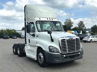 Freightliner Cascadia 125 Evolution Day Cab Truck - Detroit 455HP