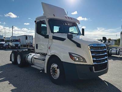 Freightliner Cascadia 126 Day Cab Truck - Detroit 435HP