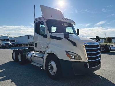 Freightliner Cascadia 126 Day Cab Truck - Detroit 435HP