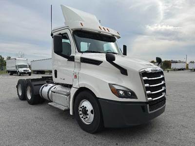 Freightliner Cascadia 126 Day Cab Truck - Detroit 435HP