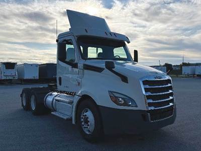 Freightliner Cascadia 126 Day Cab Truck - Detroit 435HP