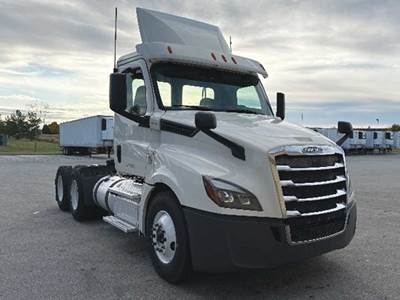 Freightliner Cascadia 126 Day Cab Truck - Detroit 435HP
