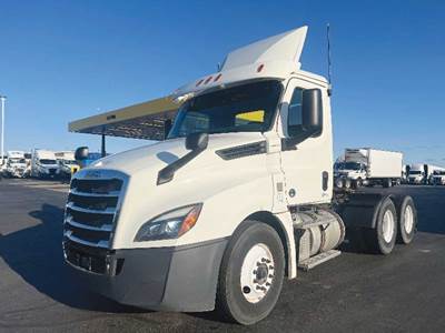 Freightliner Cascadia 126 Day Cab Truck - Detroit 435HP
