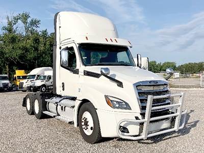 Freightliner Cascadia 126 Day Cab Truck - Detroit 450HP