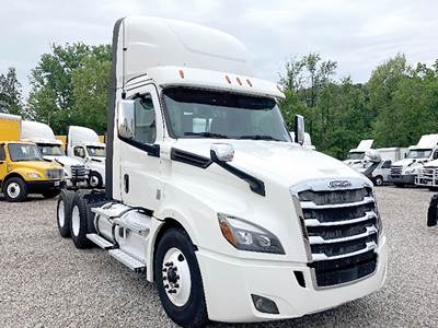 Freightliner Cascadia 126 Day Cab Truck - Detroit 450HP