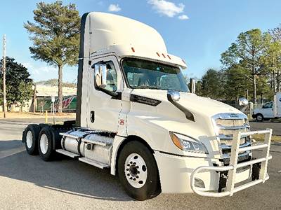 Freightliner Cascadia 126 Day Cab Truck - Detroit 450HP