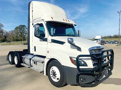 Freightliner Cascadia 126 Day Cab Truck - Detroit 450HP