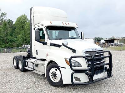 Freightliner Cascadia 126 Day Cab Truck - Detroit 450HP