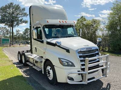 Freightliner Cascadia 126 Day Cab Truck - Detroit 450HP