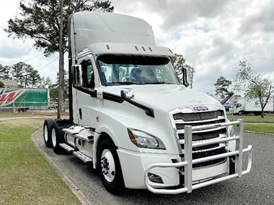Freightliner Cascadia 126 Day Cab Truck - Detroit 450HP