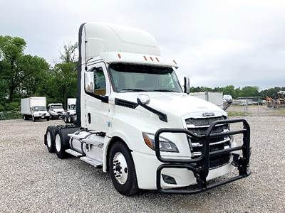 Freightliner Cascadia 126 Day Cab Truck - Detroit 450HP