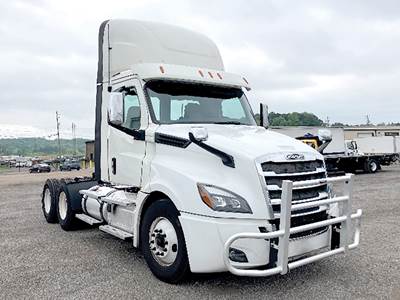 Freightliner Cascadia 126 Day Cab Truck - Detroit 450HP