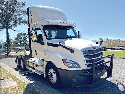 Freightliner Cascadia 126 Day Cab Truck - Detroit 450HP