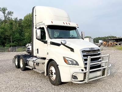 Freightliner Cascadia 126 Day Cab Truck - Detroit 450HP