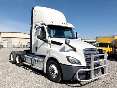 Freightliner Cascadia 126 Day Cab Truck - Detroit 450HP