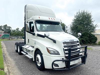 Freightliner Cascadia 126 Day Cab Truck - Detroit 450HP