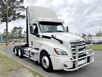 Freightliner Cascadia 126 Day Cab Truck - Detroit 450HP