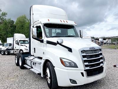 Freightliner Cascadia 126 Day Cab Truck - Detroit 450HP