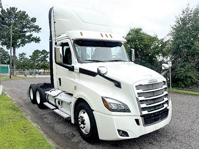 Freightliner Cascadia 126 Day Cab Truck - Detroit 450HP