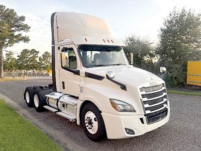 Freightliner Cascadia 126 Day Cab Truck - Detroit 450HP