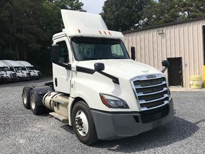 Freightliner Cascadia 126 Day Cab Truck - Detroit 435HP