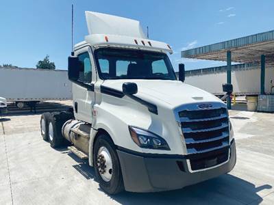 Freightliner Cascadia 126 Day Cab Truck - Detroit 435HP