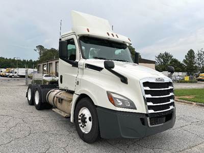 Freightliner Cascadia 126 Day Cab Truck - Detroit 435HP