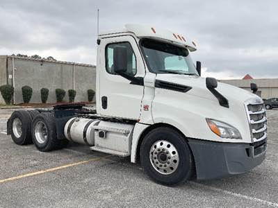 Freightliner Cascadia 126 Day Cab Truck - Detroit 435HP