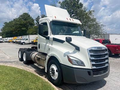 Freightliner Cascadia 126 Day Cab Truck - Detroit 435HP