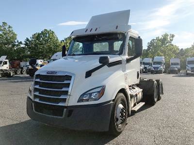 Freightliner Cascadia 126 Day Cab Truck - Detroit 435HP