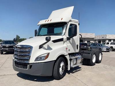 Freightliner Cascadia 126 Day Cab Truck - Detroit 435HP