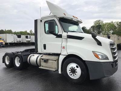 Freightliner Cascadia 126 Day Cab Truck - Detroit 435HP