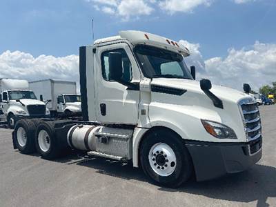 Freightliner Cascadia 126 Day Cab Truck - Detroit 435HP