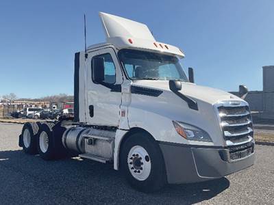 Freightliner Cascadia 126 Day Cab Truck - Detroit 435HP