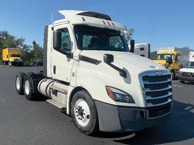 Freightliner Cascadia 126 Day Cab Truck - Detroit 435HP