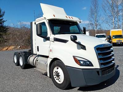 Freightliner Cascadia 126 Day Cab Truck - Detroit 435HP