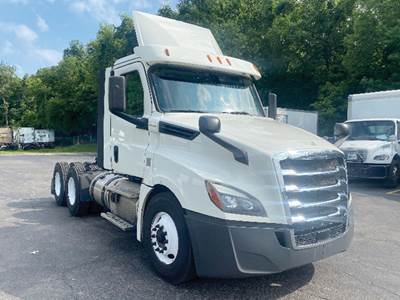 Freightliner Cascadia 126 Day Cab Truck - Detroit 435HP