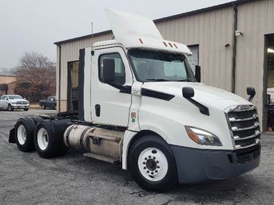 Freightliner Cascadia 126 Day Cab Truck - Detroit 435HP