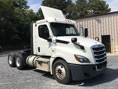 Freightliner Cascadia 126 Day Cab Truck - Detroit 435HP