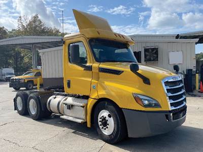 Freightliner Cascadia 126 Day Cab Truck - Detroit 435HP