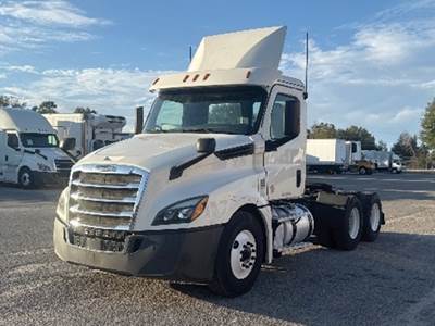Freightliner Cascadia 126 Day Cab Truck - Detroit 435HP