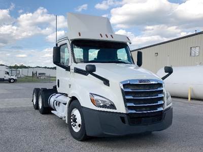 Freightliner Cascadia 126 Day Cab Truck - Detroit 435HP