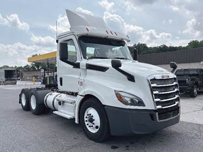 Freightliner Cascadia 126 Day Cab Truck - Detroit 435HP
