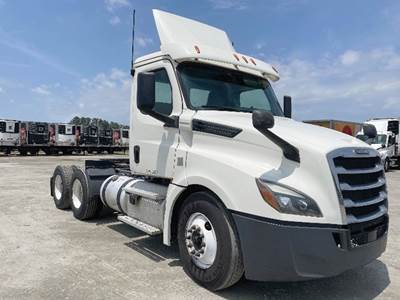Freightliner Cascadia 126 Day Cab Truck - Detroit 435HP