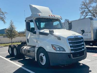 Freightliner Cascadia 126 Day Cab Truck - Detroit 435HP