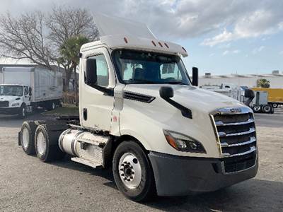 Freightliner Cascadia 126 Day Cab Truck - Detroit 435HP