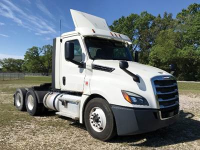 Freightliner Cascadia 126 Day Cab Truck - Detroit 435HP